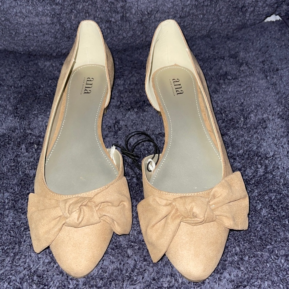Brand New Shoes! Bowed Tan Flats!!